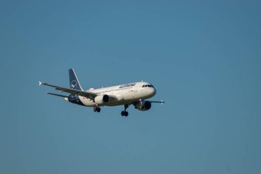 Zürih, İsviçre, 6 Eylül 2023 D-AIZC Lufthansa Airbus A320-214 numaralı uçak 14 nolu piste iniyor.