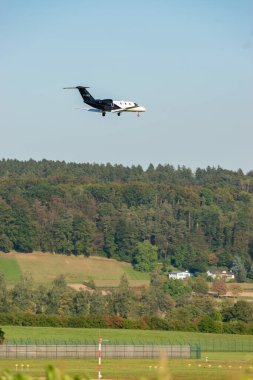 Zürih, İsviçre, 6 Eylül 2023 OO-ROK Lüks Havacılık Belçika Cessna 525C CJ4 uçağı 14 numaralı piste iniyor.