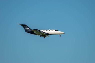 Zürih, İsviçre, 6 Eylül 2023 OO-ROK Lüks Havacılık Belçika Cessna 525C CJ4 uçağı 14 numaralı piste iniyor.