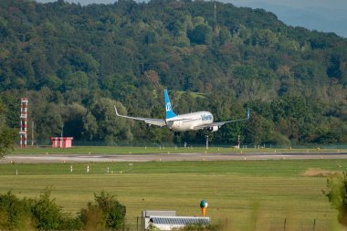 Zürih, İsviçre, 6 Eylül 2023 EC-MJU Air Europa Boeing 737-85P uçak iniş pisti 14.