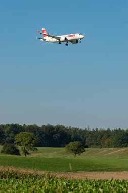 Zürih, İsviçre, 6 Eylül 2023 HB-JBB İsviçreli uluslararası havayolları Bombacı CS-100 veya Airbus A220 uçağı 14 nolu piste iniyor.