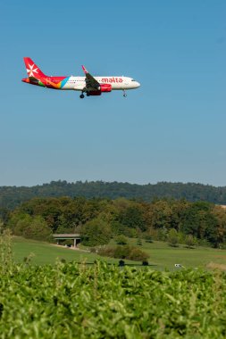 Zürih, İsviçre, 6 Eylül 2023 9H-NEB Air Malta Airbus A320-251N uçak iniş pisti 14