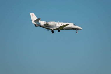 Zürih, İsviçre, 6 Eylül 2023 OE-GIP Cessna 560XL Citation XLS + uçak 14 nolu piste yaklaşmaktadır.