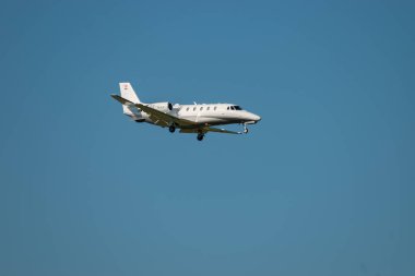 Zürih, İsviçre, 6 Eylül 2023 OE-GIP Cessna 560XL Citation XLS + uçak 14 nolu piste yaklaşmaktadır.