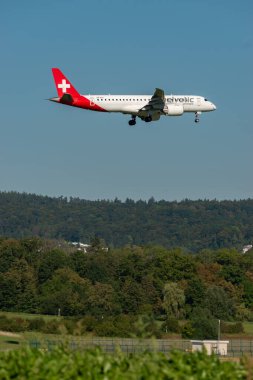 Zürih, İsviçre, 6 Eylül 2023 HB-AZH Helvetic Havayolları Embraer E190-E2 uçakları 14. piste yaklaşıyorlar.
