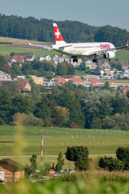 Zürih, İsviçre, 6 Eylül 2023 HB-JCC İsviçre uluslararası havayolları Airbus A220 veya Bombardier CS-300 uçakları 14 nolu piste iniyor.