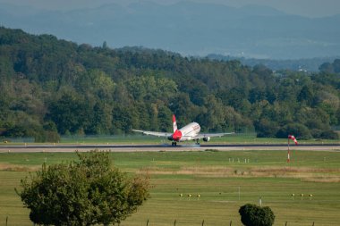 Zürih, İsviçre, 6 Eylül 2023 OE-LZC Avusturya Havayolları Airbus A320-214 numaralı uçak 14 nolu piste iniyor.