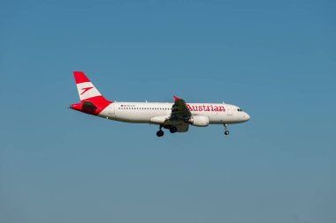 Zürih, İsviçre, 6 Eylül 2023 OE-LZC Avusturya Havayolları Airbus A320-214 numaralı uçak 14 nolu piste iniyor.
