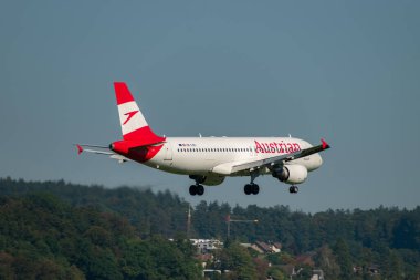 Zürih, İsviçre, 6 Eylül 2023 OE-LZC Avusturya Havayolları Airbus A320-214 numaralı uçak 14 nolu piste iniyor.