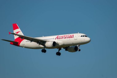 Zürih, İsviçre, 6 Eylül 2023 OE-LZC Avusturya Havayolları Airbus A320-214 numaralı uçak 14 nolu piste iniyor.