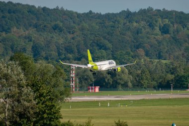 Zürih, İsviçre, 6 Eylül 2023 YL-ABO Hava Baltık Bombacısı CS-300 veya Airbus A220 uçağı 14 numaralı piste yaklaşmaktadır.
