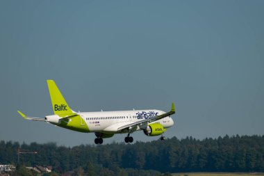 Zürih, İsviçre, 6 Eylül 2023 YL-ABO Hava Baltık Bombacısı CS-300 veya Airbus A220 uçağı 14 numaralı piste yaklaşmaktadır.