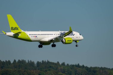 Zürih, İsviçre, 6 Eylül 2023 YL-ABO Hava Baltık Bombacısı CS-300 veya Airbus A220 uçağı 14 numaralı piste yaklaşmaktadır.