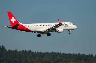 Zürih, İsviçre, 6 Eylül 2023 HB-JVM Helvetic Airways Embraer E190LR uçağı 14 numaralı piste iniyor.