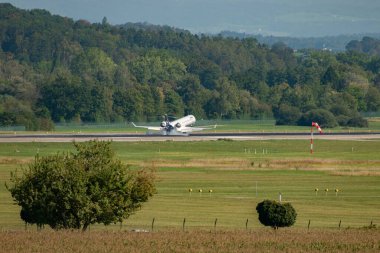 Zürih, İsviçre, 6 Eylül 2023 D-ACNA Lufthansa bombardıman uçağı CRJ-900LR 14 numaralı piste iniyor.