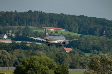 Zürih, İsviçre, 6 Eylül 2023 Ürdün Kraliyet Havayolu A319-132 uçağı 14 numaralı piste iniyor.