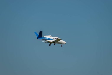 Zürih, İsviçre, 6 Eylül 2023 N-474CG Cirrus Vision SF-50 uçağı 14 numaralı piste iniyor.