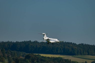 Zürih, İsviçre, 6 Eylül 2023 HB-VAE Pilatus PC-24 uçak iniş pisti 14.