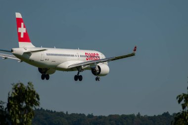 Zürih, İsviçre, 6 Eylül 2023 HB-JCI İsviçreli uluslararası havayolları Bombardıman uçağı CS-300 veya Airbus A220 uçağı 14 numaralı piste iniyor.