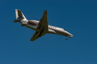 Zürih, İsviçre, 6 Eylül 2023 HB-VMS Cessna 680A Citation Enlem uçağı 14. piste yaklaşmaktadır.