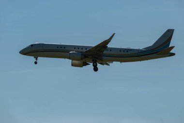 Zürih, İsviçre, 6 Eylül 2023 D-ANNI Air Hamburg Embraer Lineage 1000 uçakları 14 numaralı piste iniyor.