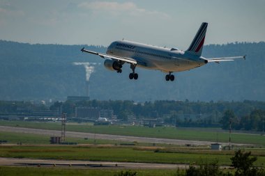 Zürih, İsviçre, 6 Eylül 2023 F-GKXJ Air Air Airbus A320-214, 14 numaralı piste yaklaşmaktadır.