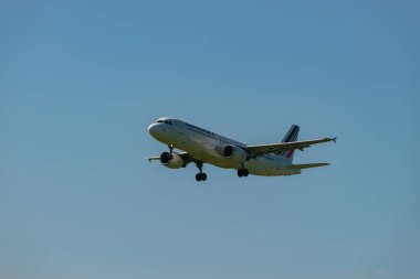 Zürih, İsviçre, 6 Eylül 2023 F-GKXJ Air Air Airbus A320-214, 14 numaralı piste yaklaşmaktadır.