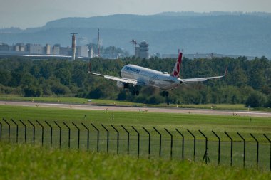 Zürih, İsviçre, 6 Eylül 2023 TC-JSF Türk Hava Yolları Airbus A321-231 uçağı 14 numaralı piste iniyor.