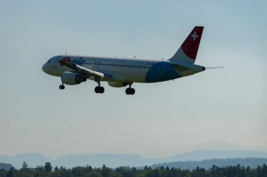 Zürih, İsviçre, 6 Eylül 2023 HB-JOP Başkanı Airbus A320-214 numaralı uçak 14 numaralı piste yaklaşıyor.