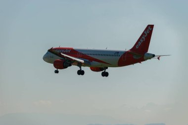 Zürih, İsviçre, 6 Eylül 2023 OE-INO Easy Jet Airbus A320-214 numaralı uçak 14 nolu piste yanaşmak üzere.