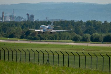 Zürih, İsviçre, 6 Eylül 2023 HB-JOB Dessault Falcon 7X uçağı 14 nolu piste iniyor.