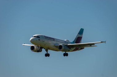 Zürih, İsviçre, 6 Eylül 2023 9H-EXS Eurowings Avrupa Malta Airbus A319-132 sefer sayılı uçak 14 numaralı piste yanaşmak üzeredir.