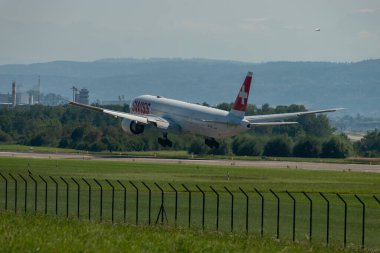 Zürih, İsviçre, 6 Eylül 2023 HB-JNB İsviçreli uluslararası havayolları Boeing 777-3DEER 14. piste son yaklaşımı.