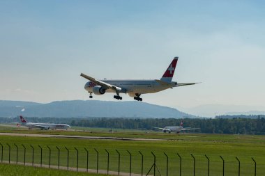 Zürih, İsviçre, 6 Eylül 2023 HB-JNB İsviçreli uluslararası havayolları Boeing 777-3DEER 14. piste son yaklaşımı.