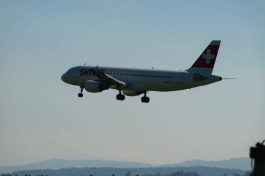 Zürih, İsviçre, 6 Eylül 2023 HB-IJJ İsviçreli uluslararası havayolu Airbus A320-214 uçağı 14 numaralı piste iniyor.