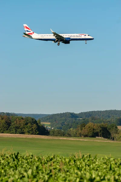 Zürih, İsviçre, 6 Eylül 2023 G-LCAE British Airways Embraer E190-LR uçağı 14 numaralı piste iniyor.