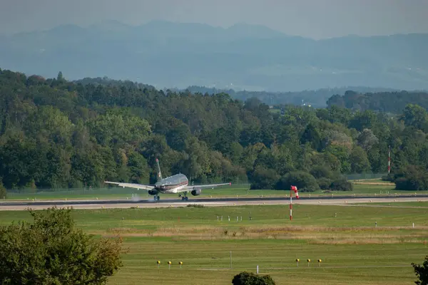 Zürih, İsviçre, 6 Eylül 2023 Ürdün Kraliyet Havayolu A319-132 uçağı 14 numaralı piste iniyor.