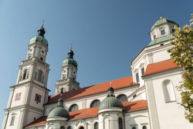 Kempten, Almanya, 8 Eylül 2023 Majestic Saint Lorenz Bazilikası güneşli bir günde şehir merkezinde