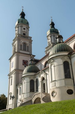 Kempten, Almanya, 8 Eylül 2023 Majestic Saint Lorenz Bazilikası güneşli bir günde şehir merkezinde