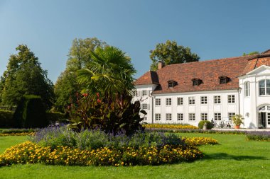 Kempten, Almanya, 8 Eylül 2023 Güneşli bir günde şehir merkezinde çiçekli güzel bir park