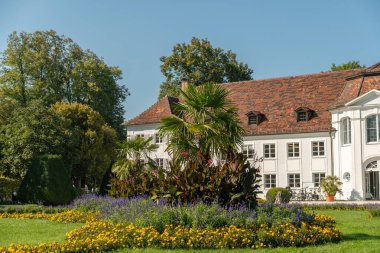 Kempten, Almanya, 8 Eylül 2023 Güneşli bir günde şehir merkezinde çiçekli güzel bir park