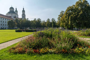 Kempten, Almanya, 8 Eylül 2023 Güneşli bir günde şehir merkezinde çiçekli güzel bir park