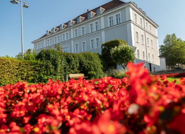 Kempten, Almanya, 8 Eylül 2023 Güneşli bir günde şehir merkezinde çiçekli güzel bir park