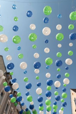 Kempten, Almanya, 8 Eylül 2023 Şehir merkezinde bir alışveriş caddesinin üzerinde renkli balonlar