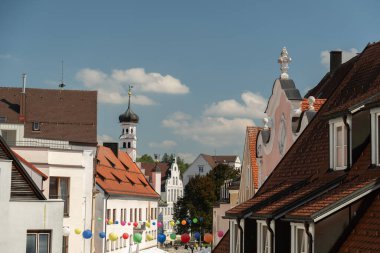 Kempten, Almanya, 8 Eylül 2023 Güneşli bir günde şehir merkezinde tarihi ve geleneksel eski binalar