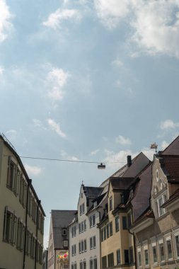 Kempten, Almanya, 8 Eylül 2023 Güneşli bir günde şehir merkezinde tarihi ve geleneksel eski binalar