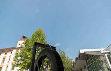 Kempten, Almanya, 8 Eylül 2023 Şehir merkezindeki bir fıskiyede dönme dolap