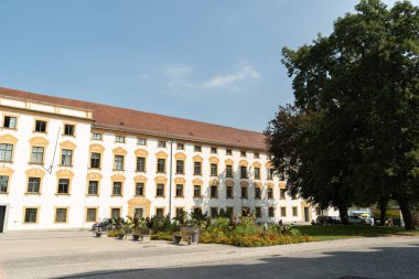 Kempten, Almanya, 8 Eylül 2023 Güneşli bir günde şehir merkezinde tarihi ve geleneksel eski binalar