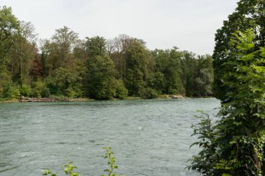 Bremgarten, Canton Aargau, İsviçre, 3 Eylül 2023 Şehir merkezindeki Reuss nehrinin doğal manzarası