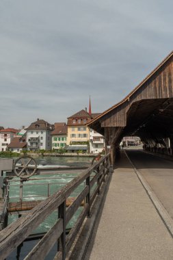 Bremgarten, Canton Aargau, İsviçre, 3 Eylül 2023 Hostoric eski ve ahşap Reuss köprüsü